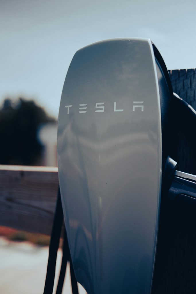 Borne de recharge marque Tesla pour tableau électrique monophasé et triphasé